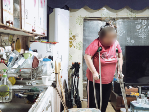 [이웃사랑]다 쓰러져 가는 낡은 집에서 추위 버티는 부부