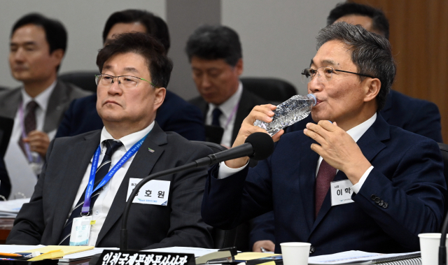 27일 인천 중구 인천국제공항공사 대회의실에서 열린 국회 국토교통위원회의 인천국제공항공사 등에 대한 국정감사에서 이학재 인천국제공항공사 사장(오른쪽)이 물을 마시고 있다. 연합뉴스