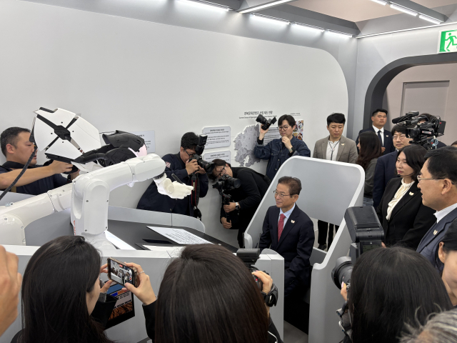 이철우 경북도지사가 K-IP콘텐츠관(첨단미래산업관)을 방문해 AI 기반의 드로잉 로봇 체험 시설을 직접 이용해보고 있다. 경북도 제공