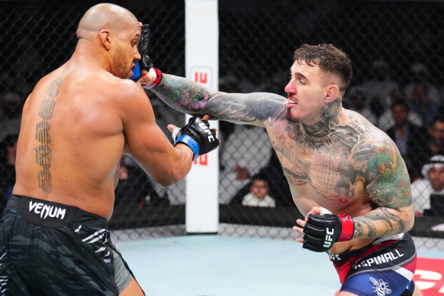 UFC 헤비급 챔피언 톰 아스피날이 26일 아랍 에미리트에서 열린 UFC 대회에 출전, 랭킹 1위 시릴 간에게 주먹을 날리고 있다. UFC 제공