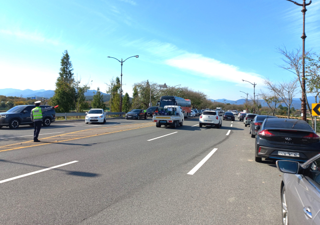 27일 오전 경주시 보문관광단지로 진입하는 한 도로에 교통 통제로 인한 각종 차량들이 200m 이상 길게 줄을 서 있다. 강선일기자