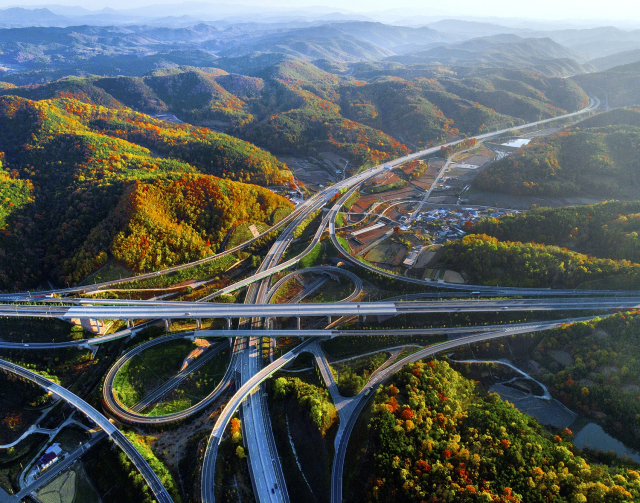 안동시는 도로와 철도 인프라 확충을 통해 시민 생활 편의성을 높이고, 대도시권 접근성 강화에 나선다. 안동시 제공