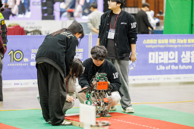 한국로봇산업진흥원이 주관하는 국제로봇콘테스트가 20주년을 맞아 전국 순회 개최를 강릉에서 시작한다.