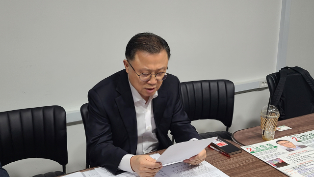서문시장 4지구대체상가정비조합 조합장 선거에 출마한 남희철 후보가 27일 오전 기자회견을 열고 조합 선관위를 비판하고 있다. 남정운 기자