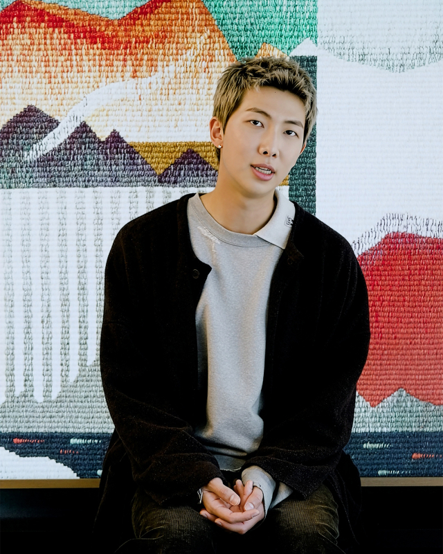 26일 삼성전자 뉴스룸에 따르면 방탄소년단(BTS) RM이 지난 24일부터 사흘간 열린 아트 바젤 파리 기간에 맞춰 삼성 아트 TV를 통해 미술관에 걸린 작품이 일상의 공간에 스며드는 모습을 소개했다. 사진은 삼성 아트 TV의 공식 홍보대사 방탄소년단 RM. 연합뉴스