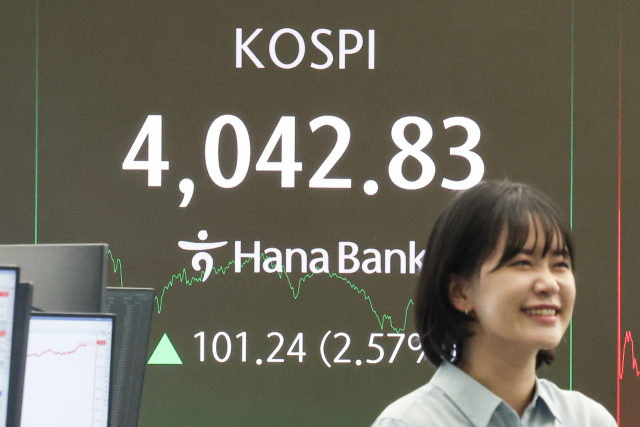 코스피가 사상 처음으로 4,000선을 돌파한 27일 서울 중구 하나은행 본점 딜링룸 현황판에 코스피, 원/달러 환율, 코스닥 지수가 표시돼 있다. 연합뉴스