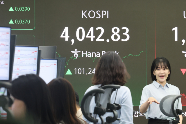 코스피가 사상 처음으로 4,000선을 돌파한 27일 서울 중구 하나은행 본점 딜링룸 현황판에 코스피, 원/달러 환율, 코스닥 지수가 표시돼 있다. 연합뉴스
