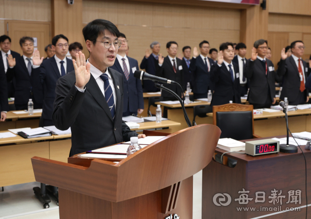27일 대구시청 산격청사에서 열린 국회 행정안전위원회 국정감사에서 김정기 대구시장 권한대행이 선서를 하고 있다. 김영진기자 kyjmaeil@imaeil.com