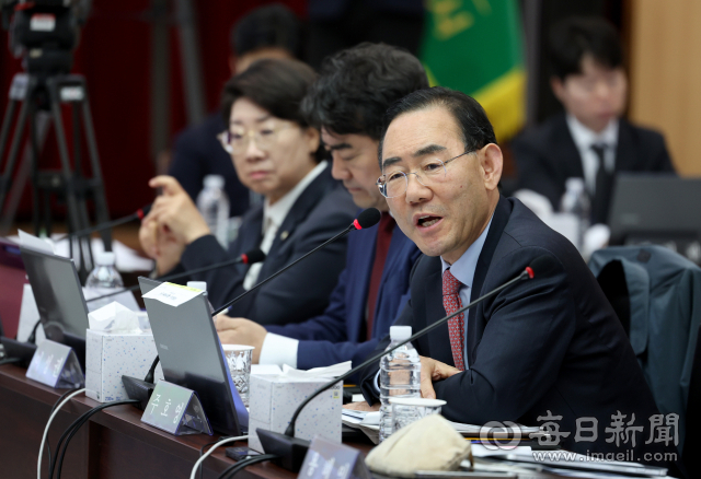 27일 대구시청 산격청사에서 열린 국회 행정안전위원회 국정감사에서 주호영 국민의힘 의원이 대구·경북신공항에 관련한 질의를 하고 있다. 김영진기자 kyjmaeil@imaeil.com