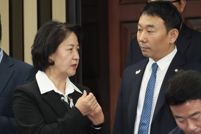 더불어민주당 소속 국회 법제사법위원장인 추미애 의원과 간사인 김용민 의원이 26일 서울 여의도 국회에서 의원총회에서 대화하고 있다. 연합뉴스