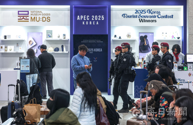 2025 경주 아시아태평양경제협력체(APEC) 정상회의를 나흘 앞둔 27일 경주역 주변에서 경찰특공대원들이 경계강화를 위한 순찰을 하고 있다. 안성완 기자 asw0727@imaeil.com