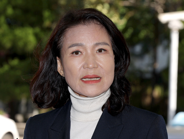 공직선거법 위반 등 혐의를 받는 이진숙 전 방송통신위원장이 27일 서울 영등포경찰서에 조사를 받기 위해 출석하고 있다. 연합뉴스