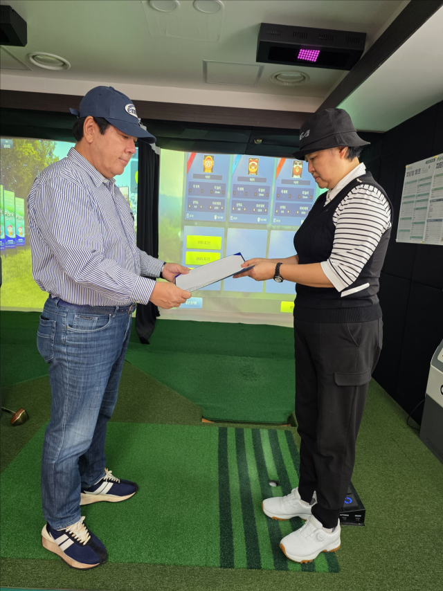 지난 25일 서울 광진구에 위치한 한국자격인증교육원에서 박준희 아이넷방송그룹 회장(왼쪽)이 파크골프지도자 심판 자격증을 받고 있다. [사진=아이넷방송그룹]