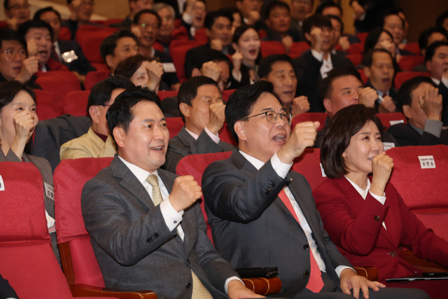 27일 서울 여의도 국회 의원회관에서 열린 국민의힘 전국 광역의원 및 강원도 기초의원 연수에서 국민의힘 장동혁 대표, 송언석 원내대표, 나경원 의원 등 참석자들이 구호를 외치고 있다. 연합뉴스