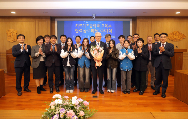 신일희 계명대 총장은 27일 키르기즈국립대학교 개교 100주년 기념식에서 키르기스스탄 교육부로부터 협력공로메달을 수여받았다. 계명대 제공