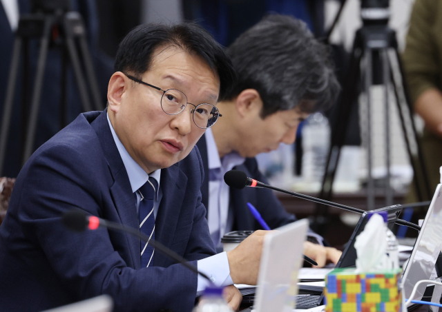 24일 강원특별자치도청에서 열린 국회 행정안전위원회의 강원특별자치도에 대한 국정감사에서 더불어민주당 권칠승 의원이 질의하고 있다. 연합뉴스