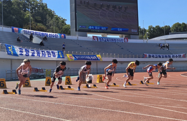 경북학생체육대회 육상경기에 참가한 선수들이 기량을 선보이고 있다. 영주시 제공