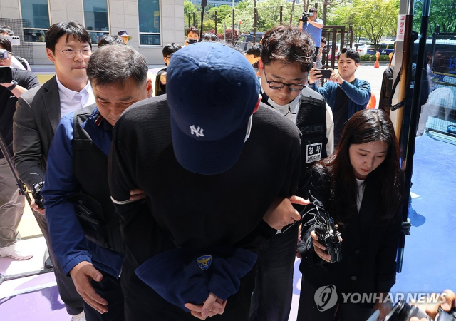 청주의 한 고등학교 내외부에서 흉기 난동을 벌여 교사와 주민 등 6명을 다치게 한 A(17)군이 30일 오후 영장실질심사에 출석하기 위해 청주지법에 들어가고 있다. 연합뉴스.