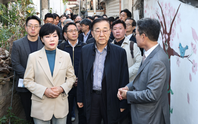 김윤덕 국토교통부 장관이 지난달 28일 서울 성동구 성수1구역 주택재건축정비사업 현장을 방문해 정원오 성동구청장의 설명을 들으며 정비사업구역을 둘러보고 있다. 왼쪽은 더불어민주당 전현희 의원. 연합뉴스