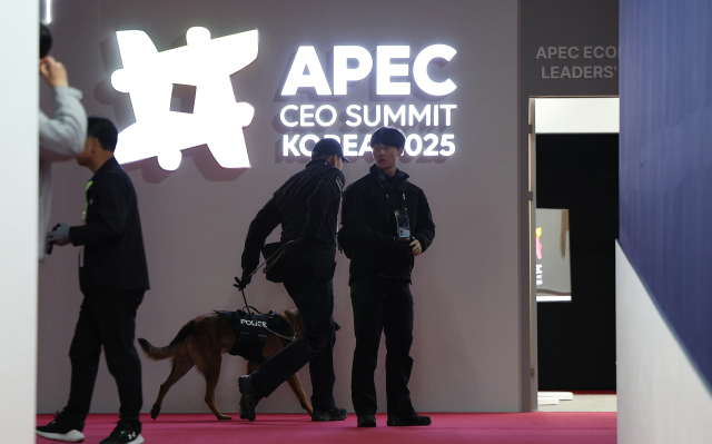 2025 경주 APEC CEO 서밋 개막을 앞두고 28일 행사가 열리는 경주예술의전당에서 경찰특공대와 경찰견이 안전점검을 하고 있다. 연합뉴스
