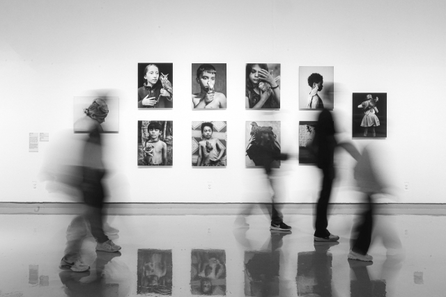 대구사진비엔날레를 찾은 관람객들이 작품을 감상하고 있다. 대구문화예술진흥원 제공