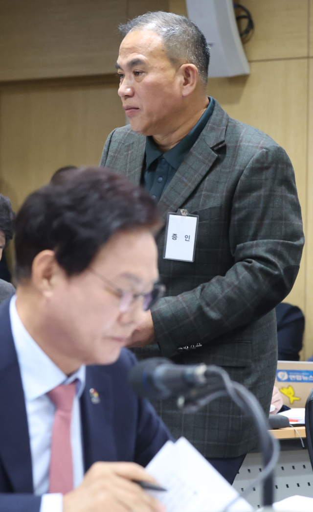 정치 브로커 명태균 씨가 28일 오전 경남도청에서 열린 국회 행정안전위원회 경남도청 국감에서 증인 발언을 마치고 자리로 이동하고 있다. 앞은 박완수 경남지사. 연합뉴스