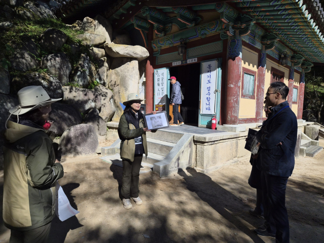28일 오전 경주시 진현동 석굴암 앞에서 경주국립공원 엄지혜 해설사가 블레저투어 참여객에게 석굴암 건축 배경을 설명하고 있다. 배형욱 기자