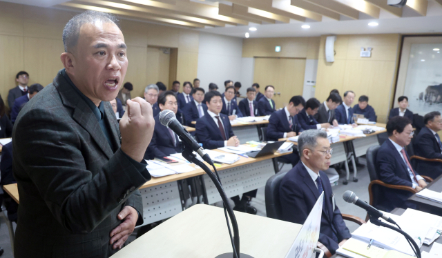 명태균 씨가 28일 경남도청에서 열린 국회 행정안전위원회 경남도청 국감에서 증인으로 나와 의원 질의에 답하고 있는 모습. 연합뉴스 제공
