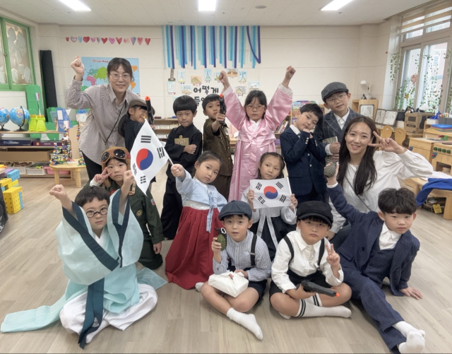 안동강남초등학교 병설유치원 미리내반 원생들과 이선유(오른쪽), 김진숙(왼쪽) 교사가 광복 80주년 독립운동가 공연을 연습하며 기념 촬영하고 있다. 안동강남초 제공