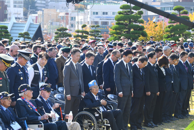 지난해 11일 오전 11시 부산 남구 대연동 유엔기념공원에서 6·25 전쟁에 참전·산화한 유엔군 용사를 추모 묵념을 하고 있는 