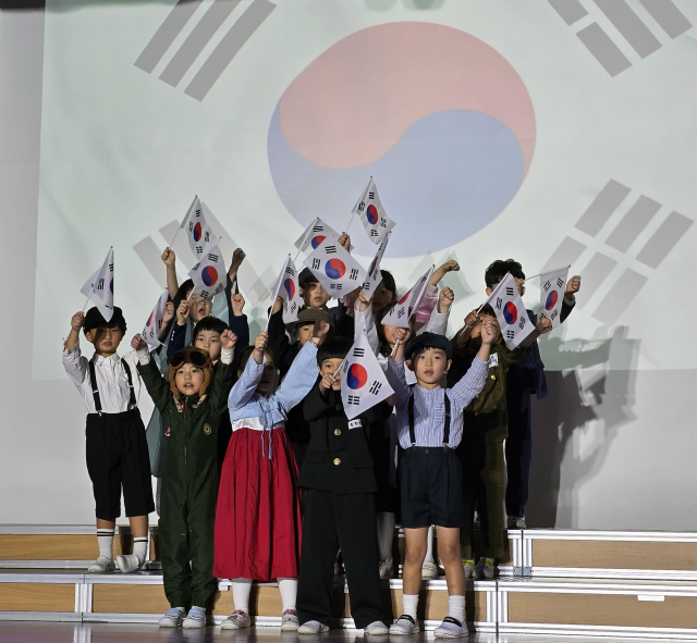 안동강남초등학교 병설유치원 미리내반 원생들이 광복 80주년 기념 독립운동가 공연을 진행하며 광복을 환호하는 안무와 함께 태극기를 흔들고 있다. 김영진 기자