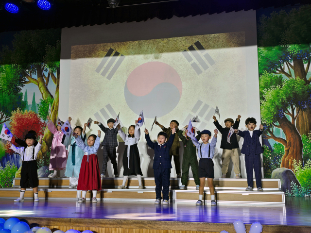 안동강남초등학교 병설유치원 미리내반 원생들이 직접 만든 광복 80주년 기념 독립운동가 공연을 지난 24일 학예회 무대로 선보이고 있다. 원생들은 이번 공연을 위해 직접 독립운동가의 명언과 시를 녹음하고 안무 등을 선보이며 학부모들의 눈길을 사로 잡았다. 김영진 기자