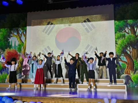 광복 80년, 유치원생이 외친 만세 삼창… 안동강남초 병설유치원 '독립운동가 공연'