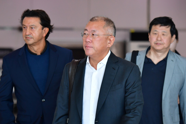 정의선 현대자동차그룹 회장과 호세 무뇨스 현대차 사장이 28일 포항경주공항에 도착해 입국하고 있다. 이상원기자.