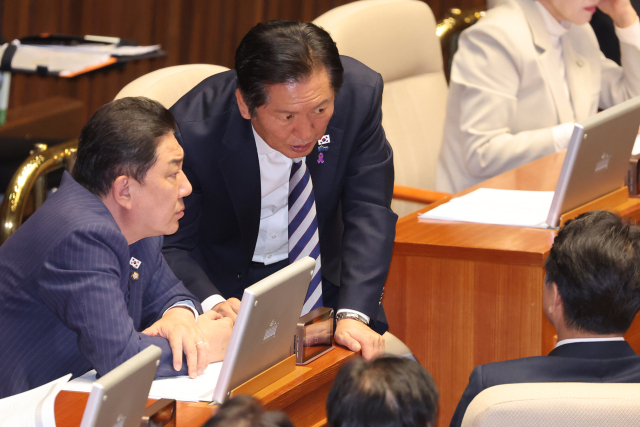 더불어민주당 정청래 대표와 김병기 원내대표, 문진석 원내운영수석부대표가 26일 국회 본회의에서 대화를 나누고 있다. 연합뉴스