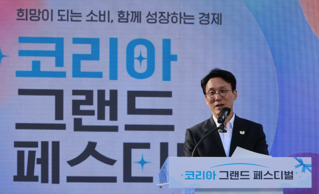 김민석 국무총리가 28일 부산시 광복로 분수 광장에서 열린 코리아 그랜드 페스티벌 개막식에서 축사하고 있다. 연합뉴스