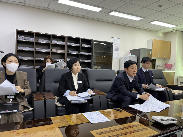 대구시교육청은 2026년도 대구시교육비특별회계 예산안을 4조2천576억원으로 편성했다. 29일 기자실에서 열린 본예산 설명회에서 김충하 정책지원국장과 예산법무과 담당자들이 예산안에 대해 설명하고 있다. 김영경 기자