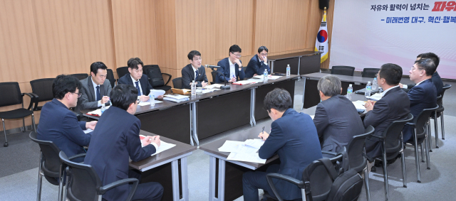 김정기 대구시장 권한대행이 27일 대구시청 동인청사에서 주요 실·국장들과 지역 현안 후속 조치 방안을 논의하고 있다. 대구시 제공.