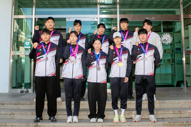 전국체전에서 메달을 획득한 영남대 운동부 선수들이 기념촬영을 하고 있다. 영남대 제공