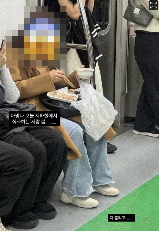 지하철 2호선 열차 내에서 보쌈을 먹고 있는 한 여성. SNS