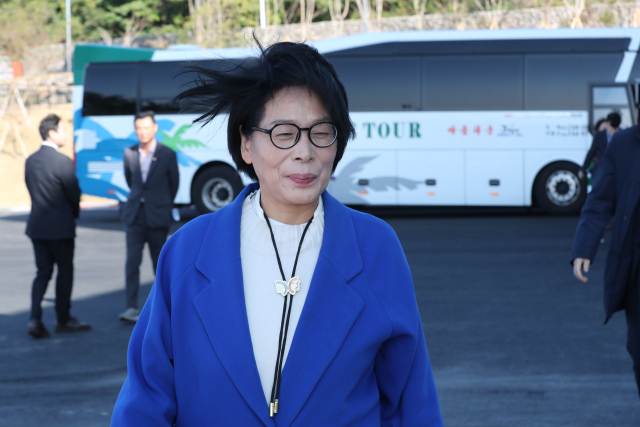 27일 오전 국회 과학기술정보방송통신위원회 국정감사 현장시찰단이 제주 서귀포시 하원동 한화우주센터를 찾았다. 최민희 과방위원장이 차량에서 내려 센터로 향하고 있다. 연합뉴스