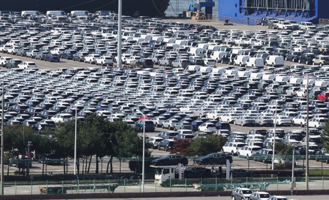 사진은 경기도 평택항에 수출용 자동차가 세워져 있는 모습. 연합뉴스