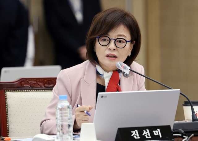 더불어민주당 진선미 의원이 22일 전북대에서 열린 국회 교육위원회 국정감사에서 질의하고 있다. 연합뉴스