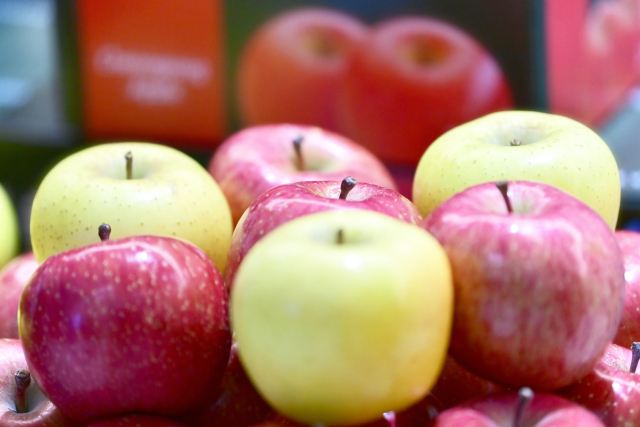 청송사과축제에서 사과껍질 길게 깎기 대회가 펼쳐지고 있다. 청송군 제공