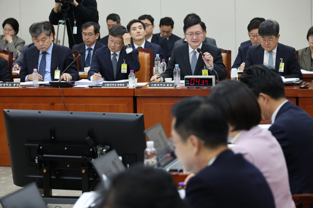 유홍림 서울대학교 총장이 28일 서울 여의도 국회 교육위원회에서 열린 서울대학교 등에 대한 국정감사에서 답변하고 있다. 연합뉴스