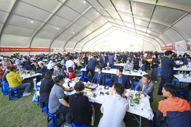 갈비, 등심, 특수부위 등을 직접 골라 20~33% 할인된 가격으로 구워먹는 800명 수용 규모의 대형 구이터. 이 구이터는 길이 30m, 폭21m로 환기시설을 잘 갖추었다. 문경시 제공