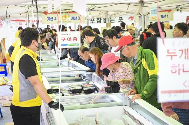 지난해 문경약돌한우 축제장에서 방문객들이 즉석에서 구워먹을 한우 부위를 고르고 있다. 문경시 제공