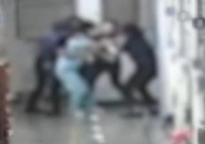 교도소 안에서 수용자들이 교도관에게 욕설을 퍼붓고 폭력을 행사하거나, 심지어 자해까지 시도하는 충격적인 영상이 공개됐다. JTBC