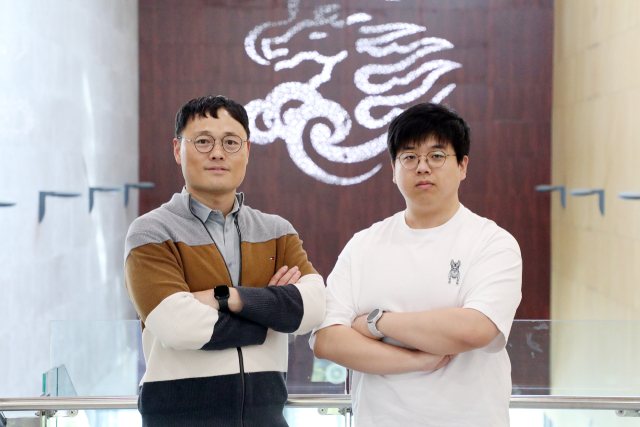 영남이공대 김준형 지도교수(왼쪽)와 김성민 씨가 기념사진을 촬영하고 있다. 영남이공대 제공