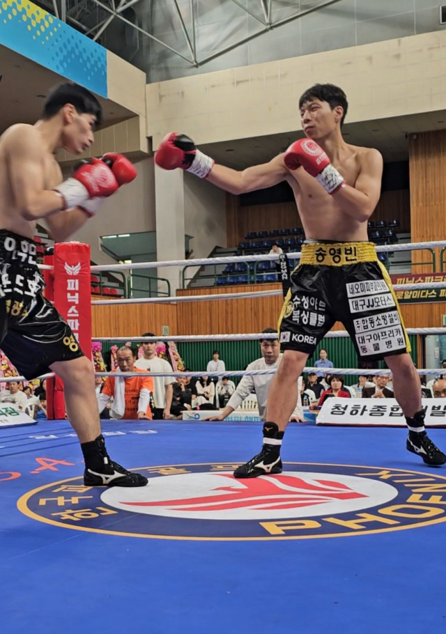 송영빈(오른쪽)이 25일 WBF 아시아 퍼시픽 웰터급 타이틀전에 출전해 챔피언 이우민과 겨루고 있다. 수성아트복싱클럽 제공